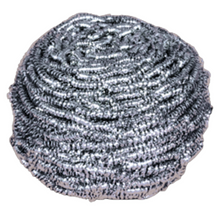 Nahaufnahme einer Abena Re-Seller GmbH Edelstahlspirale, 60 g, Packung (10 Stück): ein runder silberner Scheuerschwamm aus eng gewickelten Metallfäden zur Reinigung, dargestellt vor weißem Hintergrund.