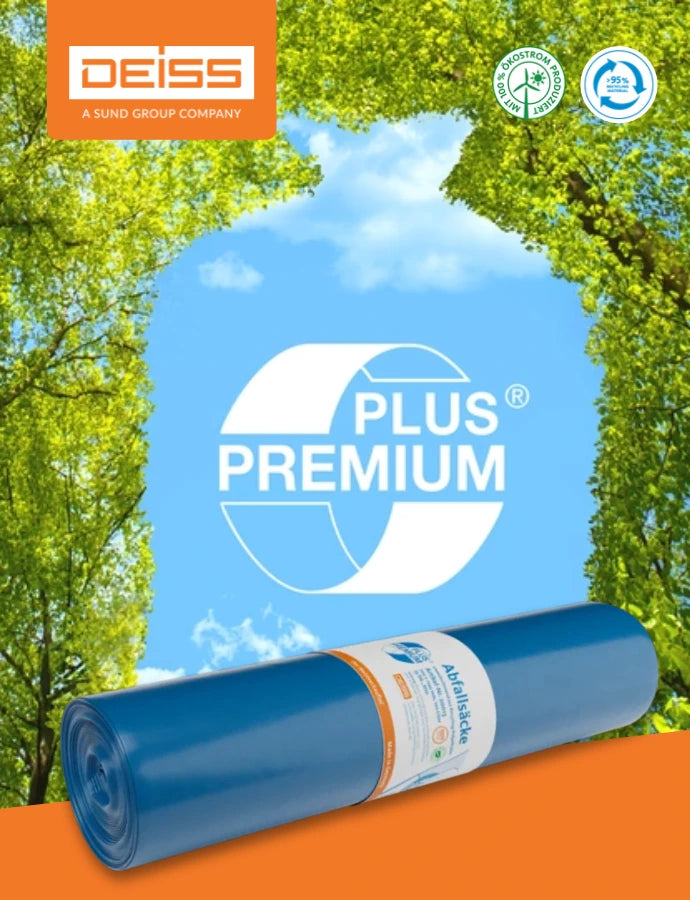 DEISS PLUS PREMIUM Abfallsäcke aus über 95 % Recyclingmaterial, hergestellt mit 100 % Ökostrom. Blaue Abfallsackrolle vor einem Hintergrund aus grünen Bäumen und blauem Himmel.