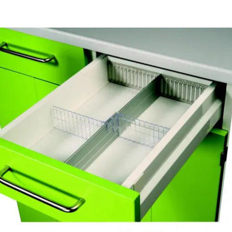 Eine grüne Küchenschublade mit einem Metallgriff öffnet sich und zeigt einen Novocal Querteiler für Schublade (170 mm), einen verstellbaren weißen Kunststoff-Organizer von Novocal, der sich ideal für die Organisation von Schubladen eignet. Der Schrank ist grün und die Arbeitsplatte ist grau.