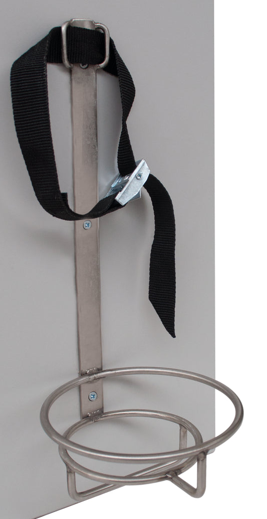 Der Novocal Sauerstoffflaschenhalter (Höhe: 330 mm, Breite: 140 mm) verfügt über einen Metallring und einen vertikalen Gurt mit Schnalle, ideal zur Sicherung von Flaschen wie Sauerstoffflaschen oder Feuerlöschern in medizinischen Einrichtungen. Packung: 1 Stück.