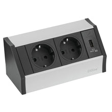 Der Novocal Smart Power Outlet Allrounder verfügt über zwei geerdete europäische Steckdosen, einen USB-Ladeanschluss und ein silber-schwarzes Design mit dem Schriftzug "EVOline" auf der rechten unteren Vorderseite. Inklusive H05-Kabel; 1 Stück pro Packung.
