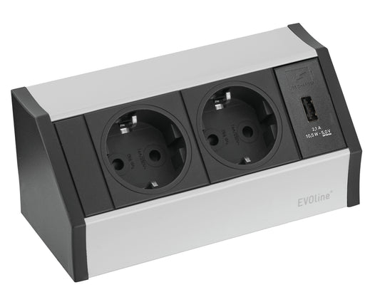 Der Novocal Smart Power Outlet Allrounder verfügt über zwei geerdete europäische Steckdosen, einen USB-Ladeanschluss und ein silber-schwarzes Design mit dem Schriftzug "EVOline" auf der rechten unteren Vorderseite. Inklusive H05-Kabel; 1 Stück pro Packung.