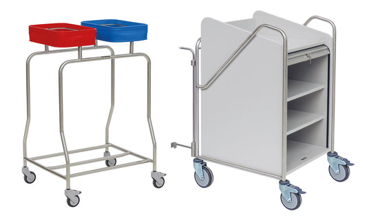 Abgebildet sind zwei Novocal Stationswagen: einer mit einem Edelstahlrahmen, zwei Behältern (rot/blau); der andere ist ein weißer Wagen mit Regalen und Griffen. Beide verfügen über Lenkrollen für Mobilität und vollverschweißte Rundrohrverbindungen.