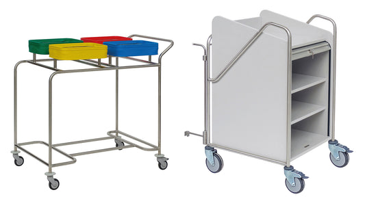Novocal bietet zwei Stationswagen an: einen mit Edelstahlrahmen (rundum verschweißt) und 3 farbcodierten Behältern (gelb, grün, rot), und einen weißen Stationswagen für Krankenhäuser mit Einlegeböden und seitlichen Griffen. Beide haben Lenkrollen.