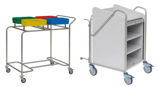 Abgebildet sind zwei Stationswagen: Links ist ein Novocal Stationswagen Rahmen Edelstahl mit drei farbigen Behältern und Rädern; rechts ist ein weißer, geschlossener, robuster Novocal Stationswagen mit Regalen und großen Rädern.