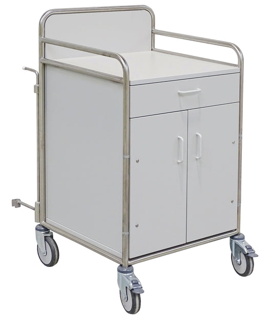 Der Novocal Stationswagen aus Edelstahl mit rundum verschweißten Rohrverbindungen, Metallgeländern, Schublade, Doppeltürenschrank und vier Lenkrollen ist ideal für den Einsatz in Gesundheitseinrichtungen.