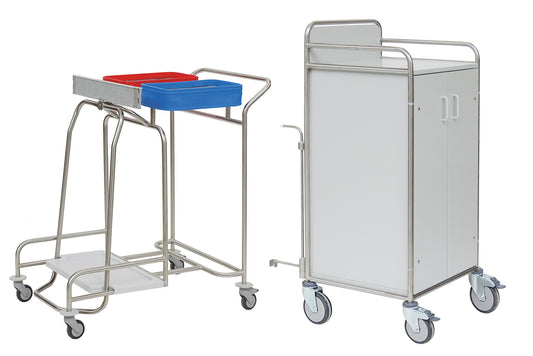 Abgebildet sind zwei Medizinwagen: ein Novocal Stationswagen aus Edelstahl mit vollverschweißten Rohrverbindungen und zwei Behältern sowie ein weißer Rollschrank mit Türen und Metallgriff. Marke: Novocal.
