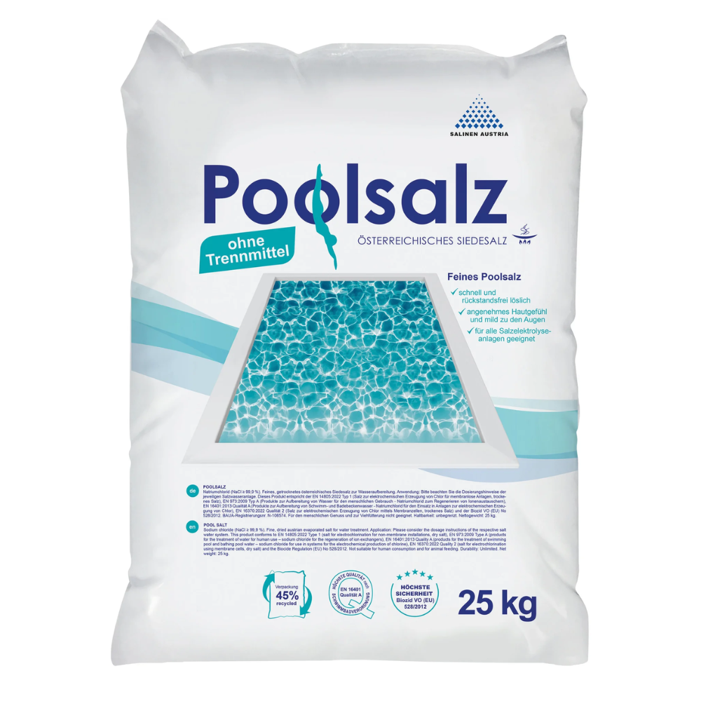 Ein 25 kg Sack Salinen Poolsalz reinstes Siedesalz ohne Trennmittel, mit der Aufschrift „ohne Trennmittel“ und der Beschreibung „feines Poolsalz“ aus Österreich. Das Produkt wirbt für raffiniertes Poolsalz für Wasser.