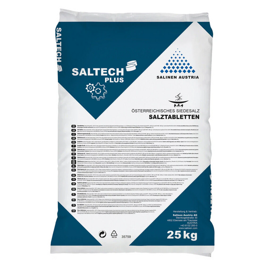 Ein weiß-blauer 25 kg-Sack „Saltech Plus Regeneriersalz Salztabletten“ der Salinen Austria AG. Auf der Verpackung sind Produktname, Marke und ausführliche Informationen zum Wasserenthärtungsinhalt in mehreren Sprachen zu sehen.