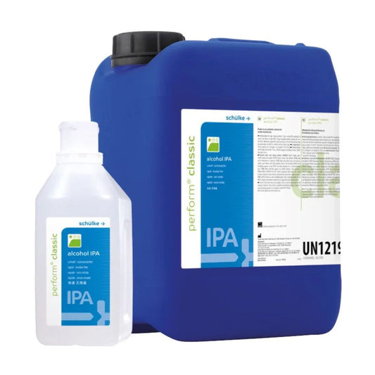 Ein großer blauer Behälter und eine kleinere durchsichtige Flasche mit der Aufschrift „Schülke perform classic alc IPA Flächendesinfektionsmittel“ der Schülke & Mayr GmbH stehen auf weißem Untergrund und zeigen chemische Sicherheitsinformationen mit dem Code „UN1219“.