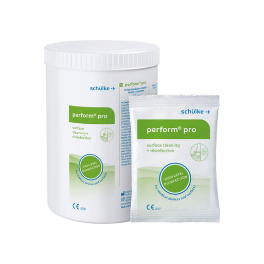 Ein weißer zylindrischer Behälter und Beutel mit der Aufschrift „Schülke perform® pro Flächendesinfektion, Pulver von Schülke & Mayr GmbH“ mit Symbolen für hochwirksame Desinfektion und Materialverträglichkeit.