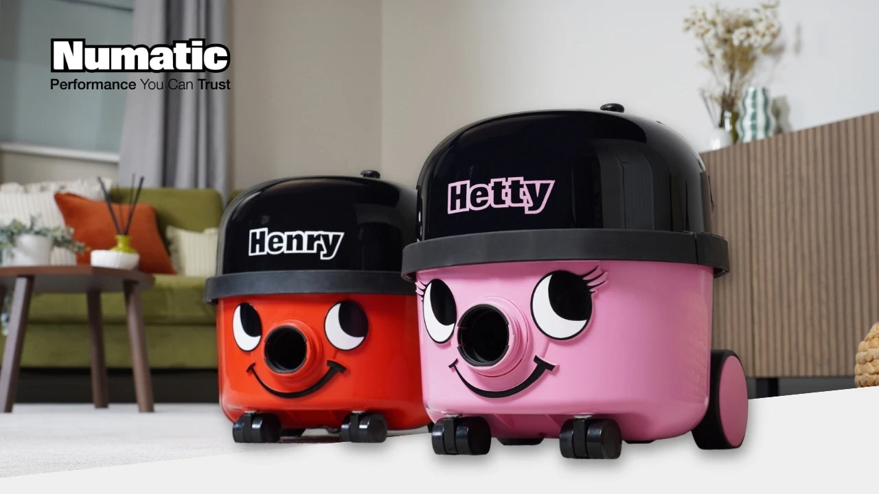Numatic Henry und Hetty Staubsauger in Rot und Rosa in einem modernen Wohnraum.