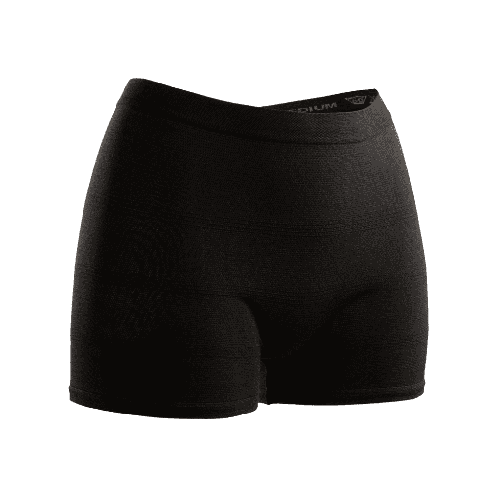 Seni Fix Comfort Lady schwarze Kompressionsshorts auf weißem Hintergrund, mit enger Passform und elastischem Bund, für den sportlichen Einsatz konzipiert. Das Logo der TZMO Deutschland GmbH ist an der Taille sichtbar. Ideal als Fixierhose für sicheres Tragen