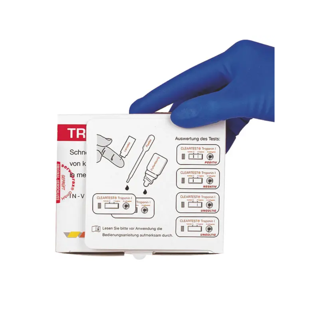 Eine behandschuhte Hand hält eine Cleartest® Troponin I Vollblut Infarkt-Testbox mit einem Diagramm, das den Testablauf und die Ergebnisinterpretation zeigt. Die Anleitung ist auf Deutsch. (Markenname: Servoprax)