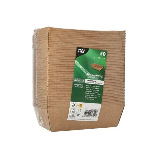 Ein Stapel von 50 PAPSTAR Snacktrays, Pappe "pure" - braun der PAPSTAR GmbH ist in Kunststoff mit einem grün-weißen Etikett verpackt und bietet umweltfreundliche Einweg-Snacktrays für nachhaltigen Einweggeschirrbedarf.