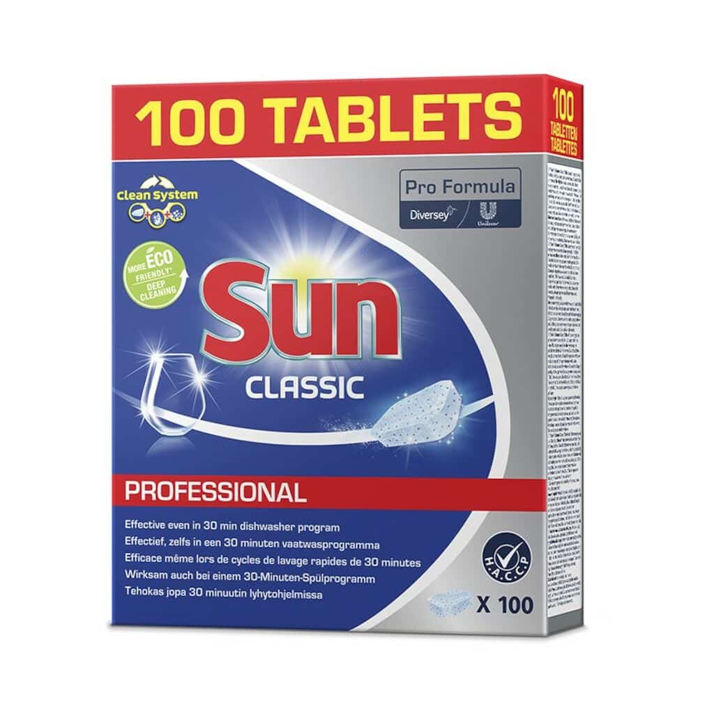 Eine Schachtel SUN Professional Classic Tabs, Reinigertabs für die Spülmaschine von Diversey. Die überwiegend blaue Verpackung mit rotem Etikett weist auf einen Inhalt von 100 Tabs hin. Sie enthält die Angaben „Eco Nature Certified“, „Pro Formula“ und „Wirksam sogar im 30-Minuten-Spülmaschinenprogramm“ für tiefe Reinigung und ist umweltfreundlich.