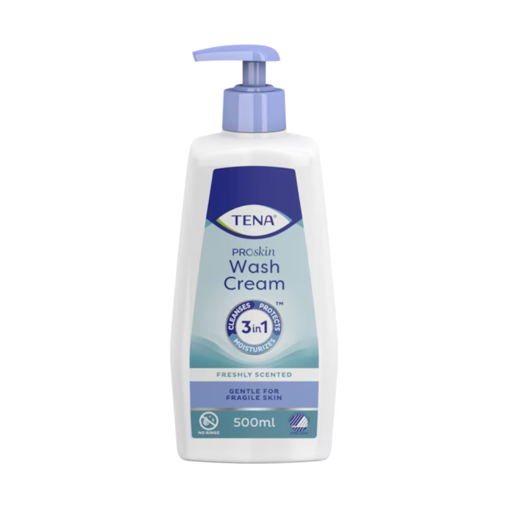 Eine 500-ml-Flasche TENA Wash Cream Hautpflege 3in1 von Essity Germany GmbH mit blauem Pumpspender und der Aufschrift „3in1“ und „Freshly Scented“. Dies weist darauf hin, dass das Produkt sanft zu empfindlicher Haut ist. Diese unverzichtbare Hautpflegelösung wurde zum Reinigen, Schützen und Befeuchten entwickelt und ist ideal für die Inkontinenzpflege.