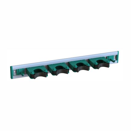 Der Arcora TOOLS HOLDER FÜR SERVICEWÄGEN von Arcora International GmbH verfügt über vier grün-schwarze, gefederte Klemmen auf einer Metallschiene, ideal für die Werkzeugaufbewahrung und das Organisieren von Stielen von Werkzeugen wie Besen oder Mops.