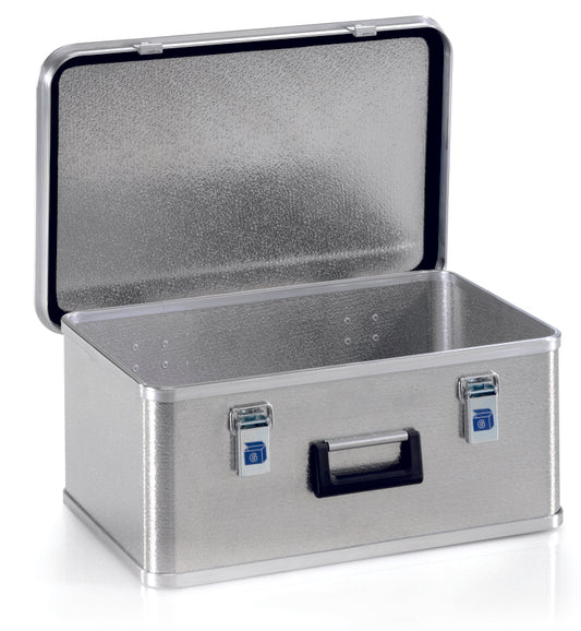 Eine rechteckige Novocal Aluminium Transportkiste mit einem Scharnierdeckel, schwarzem Griff und zwei blauen Verschlüssen. Der geöffnete Deckel gibt den Blick auf einen leeren Innenraum frei. Die Außenseite hat eine strukturierte Oberfläche. Enthält eine stapelbare Einheit pro Packung.