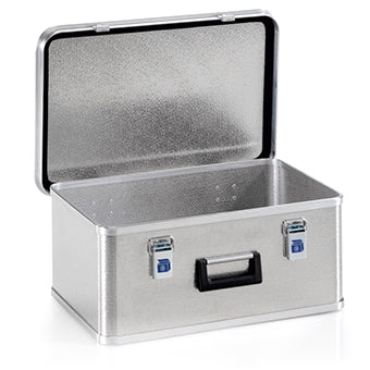 Die Novocal Transportkiste ist eine rechteckige, stapelbare Aluminiumbox mit Scharnierdeckel, blauem und silbernem Kipphebelverschluss, strukturierter Oberfläche, schwarzem Griff und einem geöffneten Deckel, der den Blick auf das leere Innere freigibt.