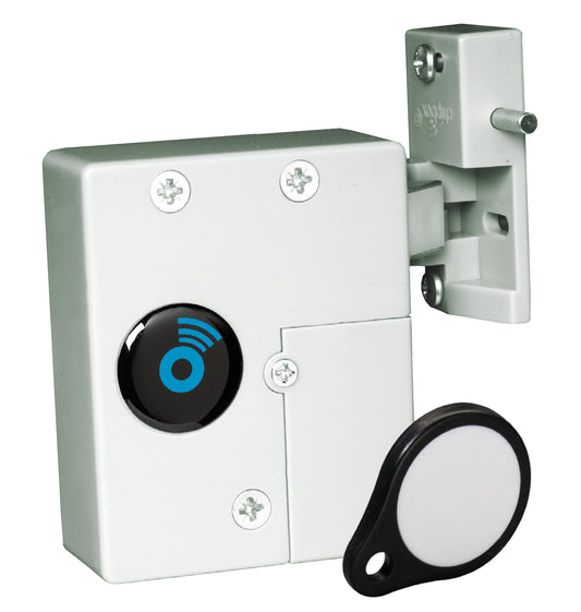 Abgebildet ist ein Novocal Transponderschloss elektronisch (1 Stück) für Schubladen oder Türen in weiß mit einem runden schwarzen Sensor, der ein blaues Funksymbol trägt; davor befindet sich ein weißer Schlüsselanhänger mit schwarzem Rand und die Wandhalterung ist angebracht.