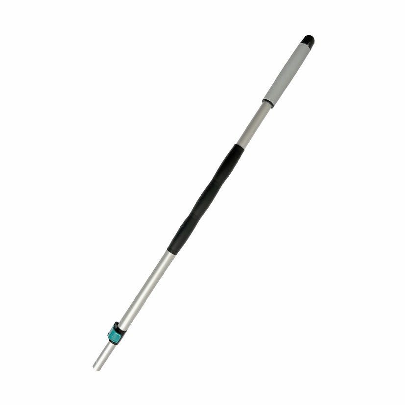Der Arcora Profi Teleskopstiel 2-teilig Grau-Schwarz 96-180 cm von Arcora International GmbH hat einen Metallkörper, einen schwarzen Griff, einen grauen Schaumstoffgriff und einen blauen verstellbaren Verschluss - ideal für die vielseitige Reinigung. Erhältlich in Schachteln zu 20 Stück.