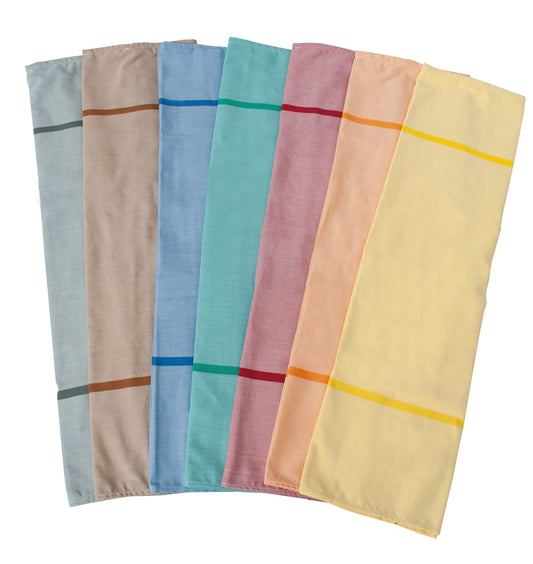 Sechs gefaltete Stoffservietten in Grau, Taupe, Blau, Petrol, Pink und Gelb mit einem Streifen sind auf weißem Grund neben dem Novocal Textil-Wäschesack selbstöffnend (100% Polyester, ca. 12 kg Fassungsvermögen) von Novocal angeordnet.