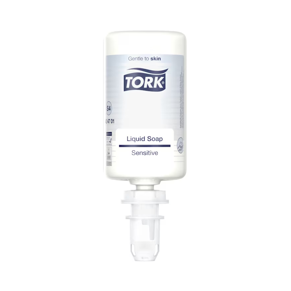 Eine Tork 424701 Sensitive Flüssigseife 1000 ml | Karton (6 Flaschen) Flasche Flüssigseife für empfindliche Haut mit der Aufschrift „Sensitiv zur Haut“, rühmt sich eines hautfreundlicheren pH-Werts und natürlicher Inhaltsstoffe. Die weiße Flasche mit blauen Akzenten ist für einen Spender konzipiert, wobei die Düse nach unten zeigt. Dies ist die perfekte Wahl für alle, die Wert auf sanfte Pflege legen.