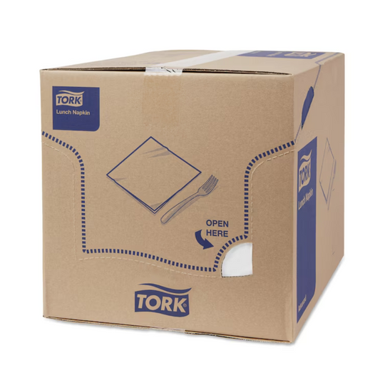 Ein großer, brauner Karton mit dem blauen Aufdruck „Tork 477414 Soft Lunchservietten Weiß Advanced 3-lagig | Karton (10 Packungen)“. Der Karton hat einen Pfeil mit der Aufschrift „Hier öffnen“ und zeigt das Bild einer Serviette und einer Gabel. Die 3-lagigen Servietten sind industriell kompostierbar, der Karton ist mit weißen Etiketten und Klebeband verschlossen.
