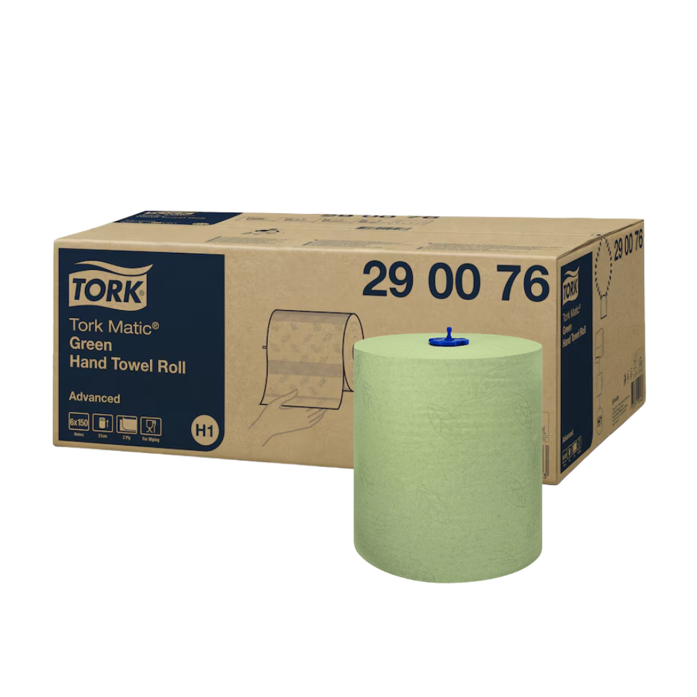 Ein grünes Tork Matic® Rollenhandtuch Advanced H1 2-lagig, verschiedene Farben steht vor seiner Kartonverpackung. Die Verpackung mit der Aufschrift „TORK Matic Green Hand Towel Roll“ und „29 00 76“ ist beige mit schwarzem und blauem Aufdruck. Die Rolle passt perfekt zum H1-System.