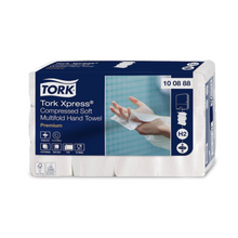 Eine Packung Tork Xpress® Komprimierte Weiche Multifold-Handtücher Premium H2 2-lagig, gekennzeichnet als Premium, von TORK – Essity Professional Hygiene Germany GmbH. Die Verpackung zeigt das Bild einer Hand, die ein Handtuch hält, und hebt Produkteigenschaften wie Hygiene, Saugfähigkeit und Einzelblattentnahme in einem blau-weißen Design hervor.