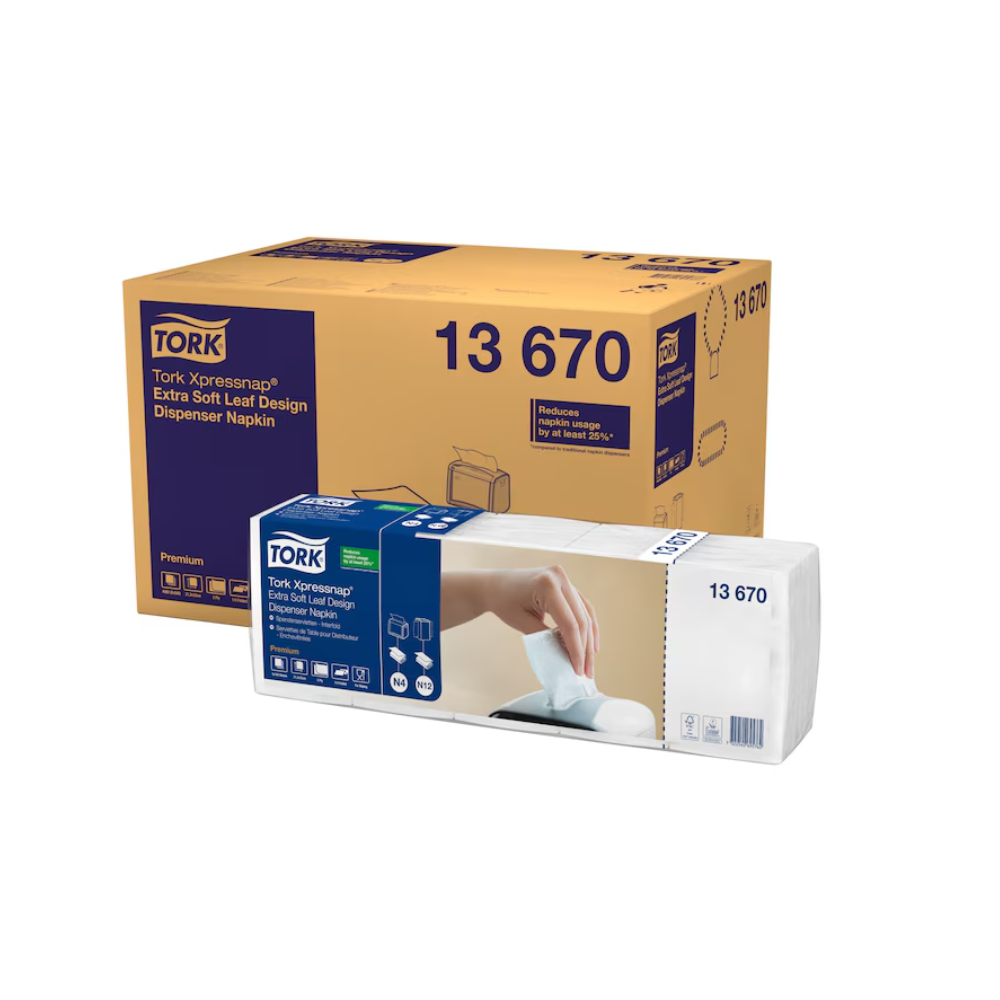 Eine Tork Xpressnap® 13670 Extra Soft Blätterdesign Weiße Spenderserviette Premium N4 2-lagig | Karton (8 Packungen) Packung wird vor ihrer Verpackungsschachtel platziert. Die Serviettenpackung zeigt eine Hand, die eine der extra weichen Servietten aus dem Spender zieht. Die Produktnummer 13 670 ist sowohl auf der Packung als auch auf der Schachtel deutlich sichtbar aufgedruckt.