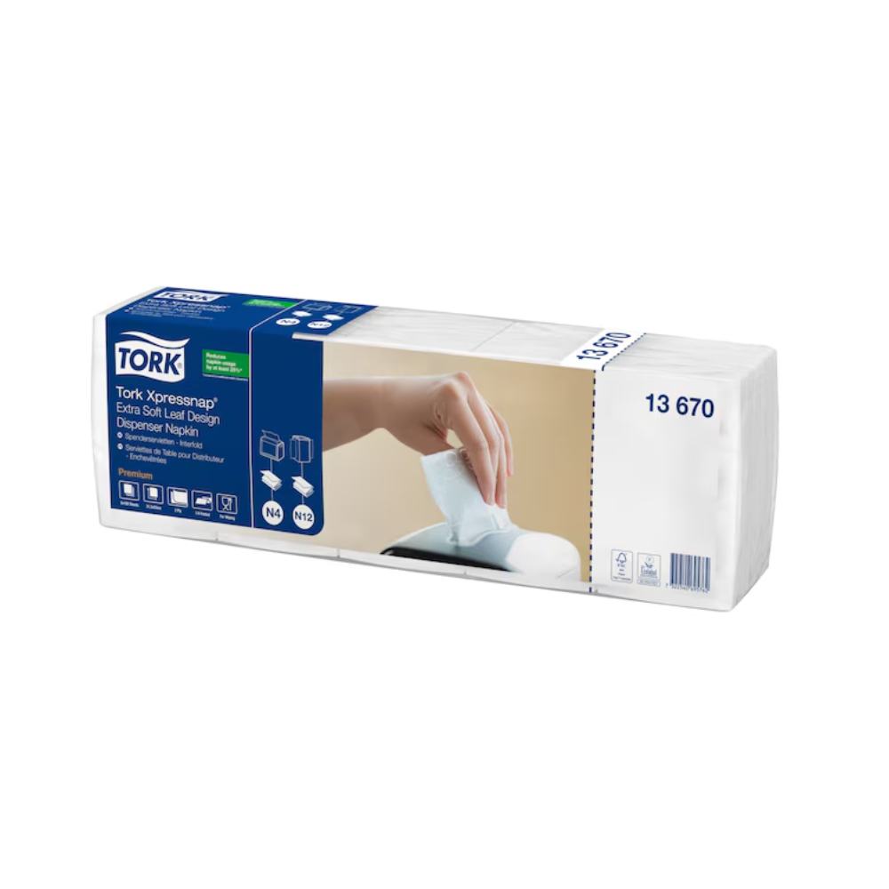 Eine Packung Tork Xpressnap® 13670 Extra Soft Blätterdesign Weiße Spenderserviette Premium N4 2-lagig | Karton (8 Packungen) zeigt das Bild einer Hand, die eine Serviette aus einem Spender zieht. Dieses Produkt, Artikelnummer 13670, verspricht besonders weiche Servietten mit hoher Saugfähigkeit. Diese hygienischen Spenderservietten sind perfekt, um Sauberkeit bequem zu bewahren.