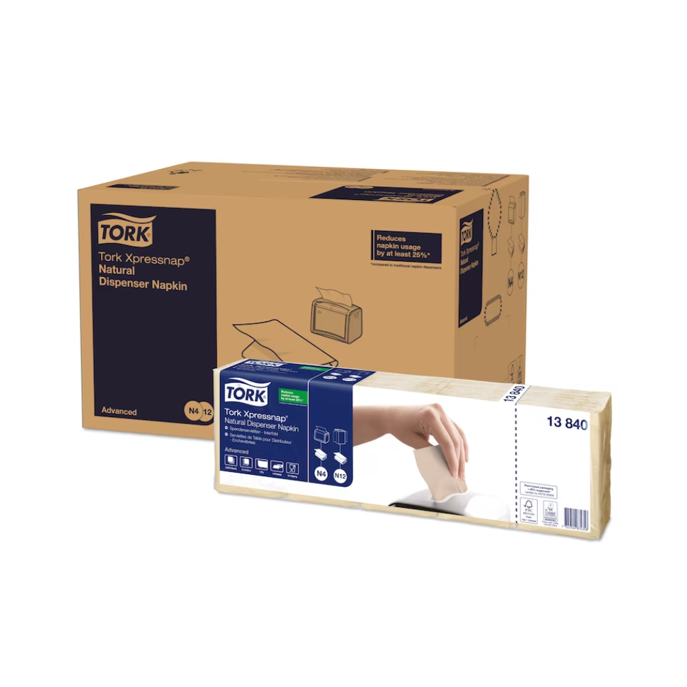 Abgebildet ist eine Schachtel Tork Xpressnap® 13840 Spenderserviette Natur mit Umweltsymbol Advanced N4 1-lagig aus 100 % recycelten Fasern. Die Verpackung zeigt eine Hand, die eine Serviette herauszieht, das TORK-Logo und den Produktnamen. Im Hintergrund ist eine zugehörige Kartonschachtel mit der Aufschrift „Tork Xpressnap“ platziert, die diese umweltfreundlichen Servietten hervorhebt.