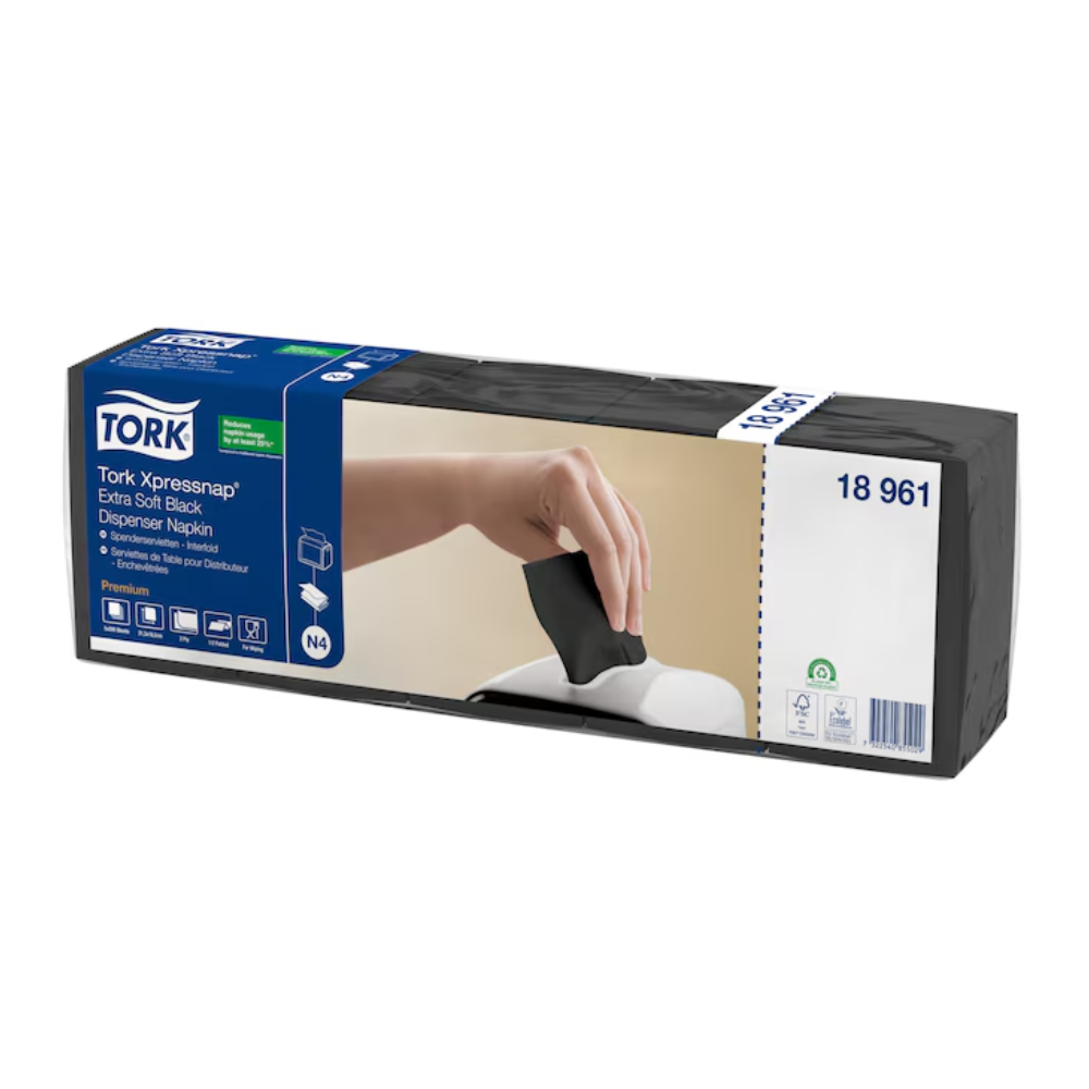 Abgebildet ist eine rechteckige Verpackung Tork Xpressnap® 15850 Extra Soft Spenderserviette N4 2-lagig | Karton (8 Packungen). Die Verpackung ist überwiegend schwarz mit blauen und grünen Akzenten. Auf der Vorderseite der Verpackung ist eine Hand abgebildet, die eine schwarze Serviette aus einem weißen Spender zieht, was die Eigenschaft der industriell kompostierbaren Verpackung hervorhebt.