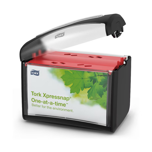 Ein schwarz-grauer TORK Tork Xpressnap® 272611 Tischspender für Servietten | Karton (4 Packungen) mit transparenter Vorderseite, auf der grüne Ahornblätter und der Text „Tork Xpressnap One-at-a-time Better for the environment“ zu sehen sind. Der Deckel ist offen und zeigt rote Servietten im Inneren. Ideal als Tischspender, um den Serviettenverbrauch zu reduzieren.