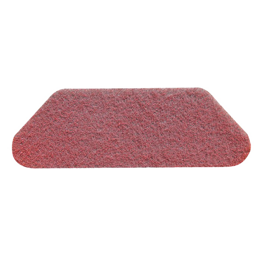 Ein rechteckiges Twister S-Pad Rot (45x15 cm, 2 St.) von Diversey Deutschland mit abgerundeten Ecken liegt auf weißem Hintergrund – ideal für die Grundreinigung von abgenutzten Steinböden.