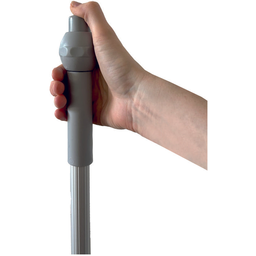 Eine Hand fasst den grauen Stiel eines Arcora Ultra Mobile Spray Mop Systems der Arcora International GmbH (Karton, 1 Stück) vor einem schlichten weißen Hintergrund.