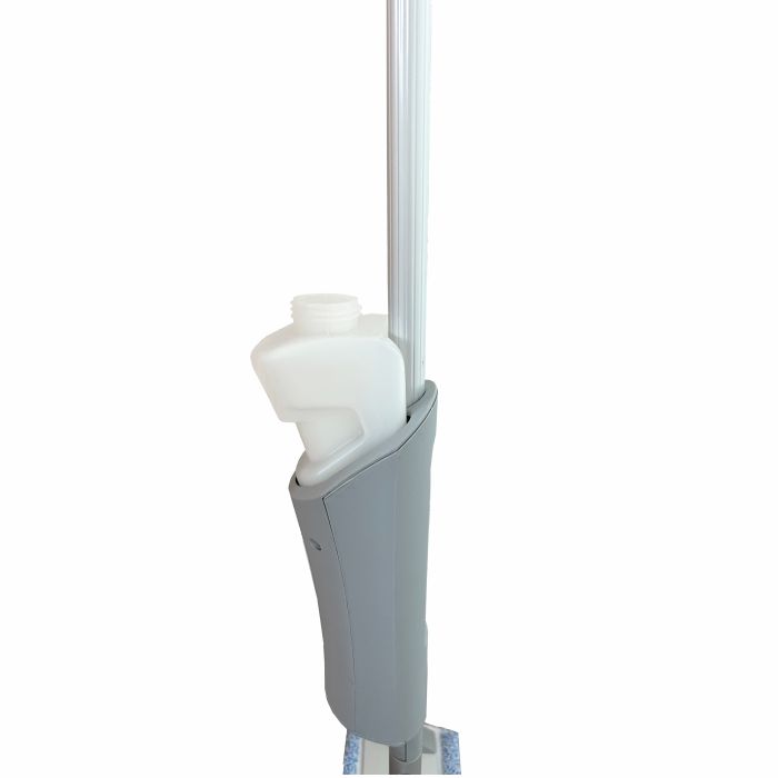 Eine Nahaufnahme des Arcora Ultra Mobile Spray Mop System | Karton (1 Stück) von Arcora International GmbH mit grauem Griff und weißer Nachfüllflasche in seinem Fach vor einem schlichten weißen Hintergrund.