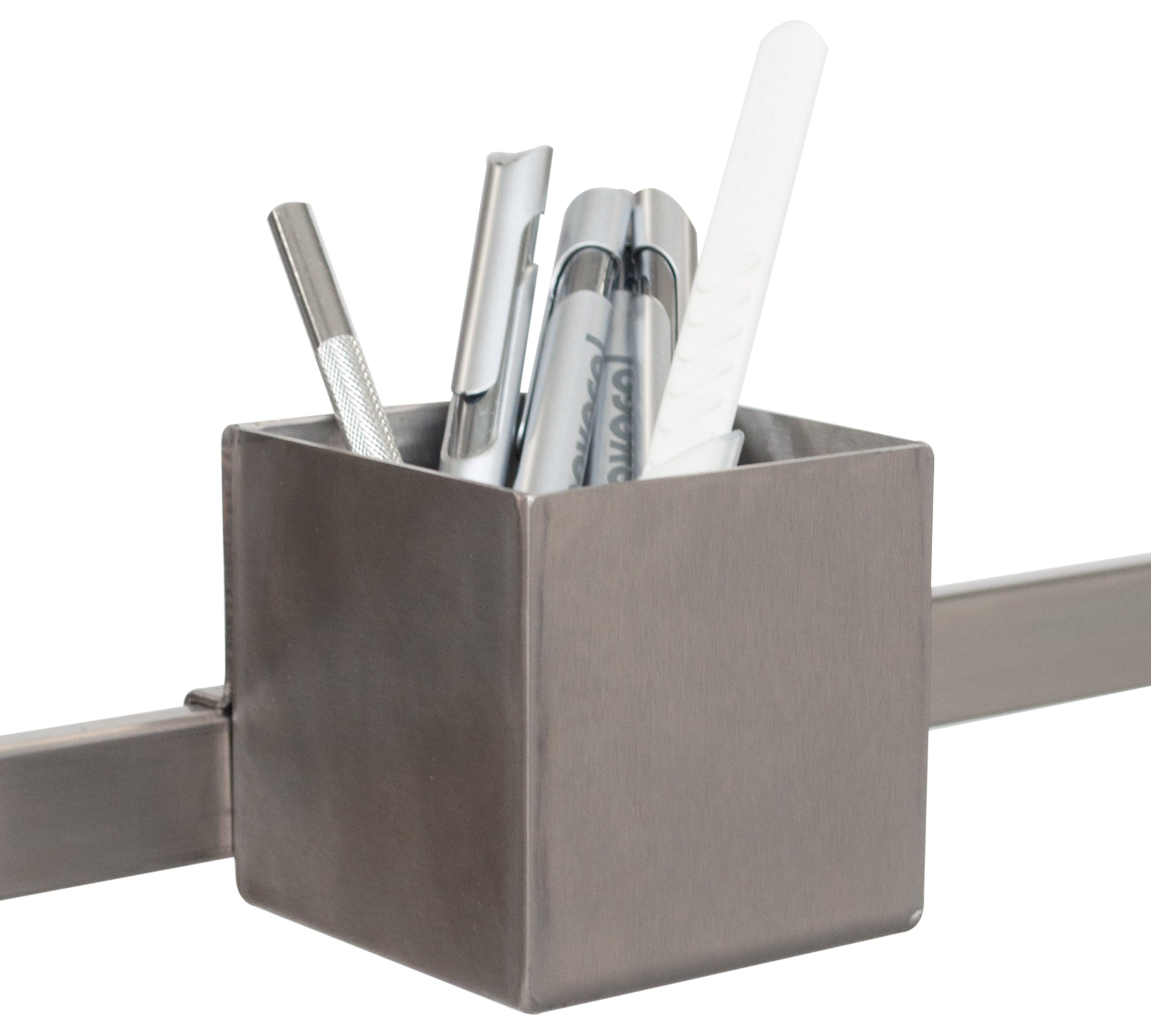 Die Novocal Utensilienbox aus Edelstahl (80 x 8 mm) bietet Platz für Stifte und Cutter und lässt sich sicher an der Euroschiene befestigen.