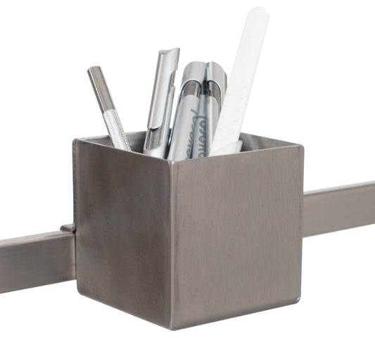 Die Novocal Utensilienbox aus Edelstahl (80 x 8 mm) bietet Platz für Stifte und Cutter und lässt sich sicher an der Euroschiene befestigen.
