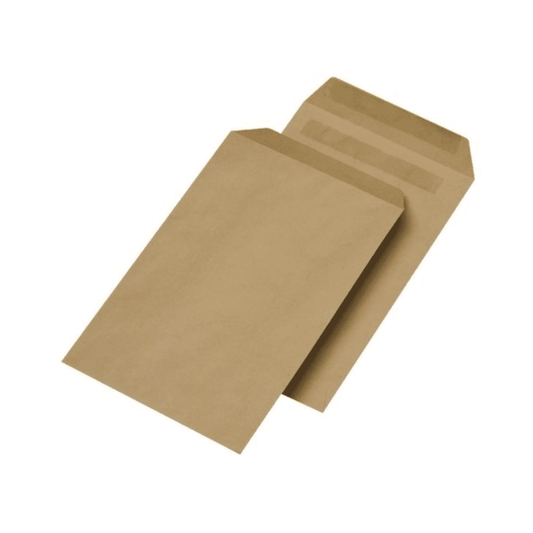 Zwei Papier Liebl Versandtaschen C4 229x324mm selbstklebend, 90g braun Natron – 250 Stk., eine teilweise in die andere gesteckt, liegen auf einem weißen Hintergrund.