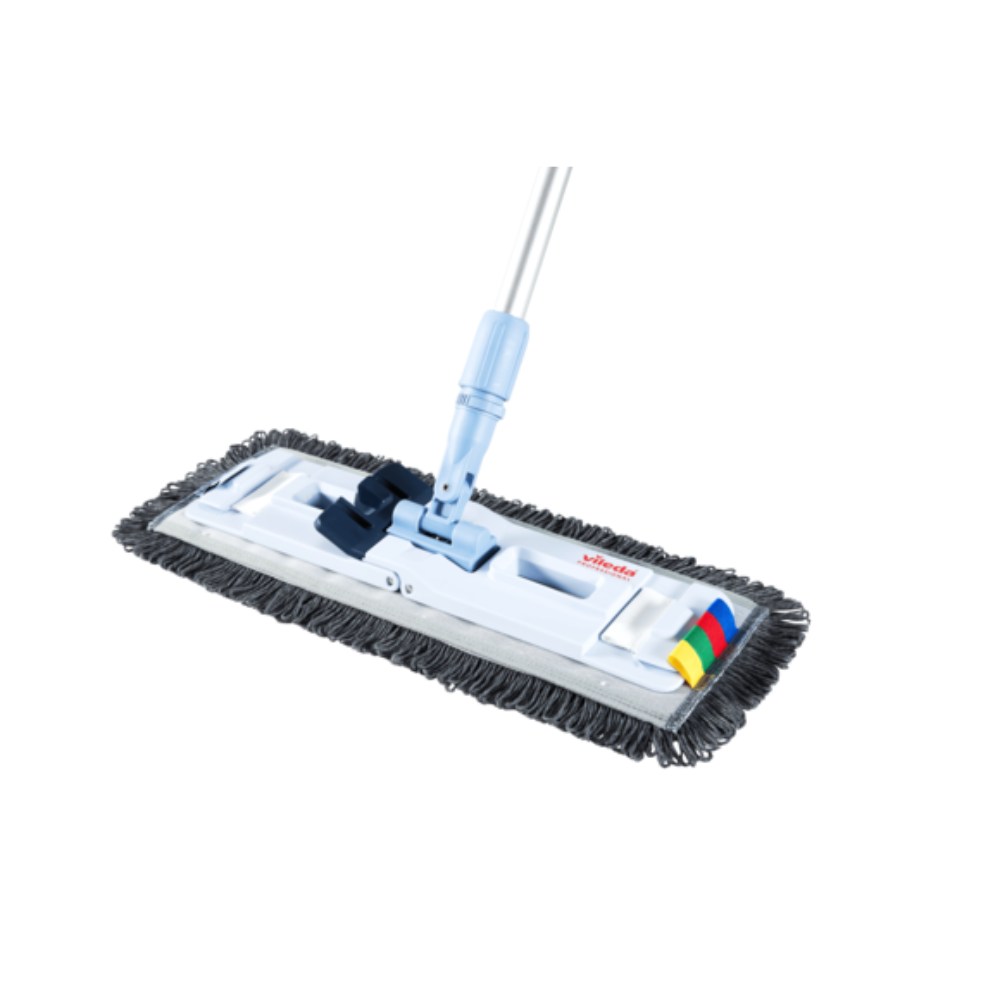 Der Vileda Professional UltraSpeed Pro r-MicroSpeed Max Mop verfügt über einen silbernen Griff und einen blauen Aufsatz im UltraSpeed Pro-Design. Sein Kopf ist von grauen Fransenkanten umgeben und verfügt auf einer Seite über vier kleine farbige Laschen – rot, grün, blau und gelb – zur einfachen Identifizierung.