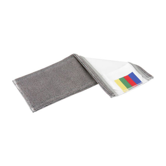 Eine teilweise geöffnete graue Stofftasche gibt den Blick auf einen durchsichtigen Halter mit vier farbigen Einsteckfächern in Blau, Gelb, Rot und Grün frei. Seine strukturierte Oberfläche erinnert an das Design des Vileda Professional SafeMop Wischmopps für Sicherheitsböden der Vileda GmbH und verbindet Funktionalität mit subtiler Eleganz.