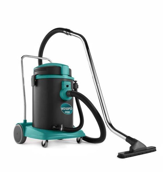 Der Arcora WD 50 PD Nass- und Trockensauger von Arcora International GmbH überzeugt mit flexibler Schlauchführung, Metallgriff sowie breiter Bodendüse auf Rollen - ideal für effiziente Reinigung verschiedenster Flächen.