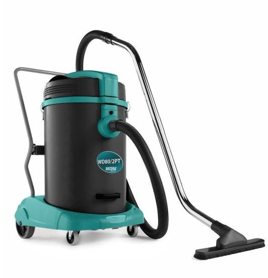Der Arcora Wd 80/2 Pt Nass-/Trockensauger Mit Großem Behältervolumen von Arcora International GmbH verfügt über einen großen schwarz- und tealfarbenen Körper, einen flexiblen Schlauch, einen Metallgriff und vier Räder - perfekt für die gewerbliche Reinigung auf jeder Oberfläche. Abgebildet auf weißem Hintergrund.