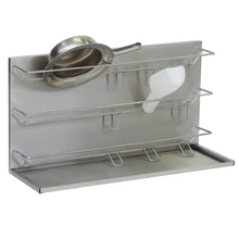 Das Novocal Wandregal aus Edelstahl (ca. 950 mm, 1 Stück) bietet idealen Stauraum für Steckbecken und Urinflaschen dank drei horizontalen Stangen und einer Ablage unten.