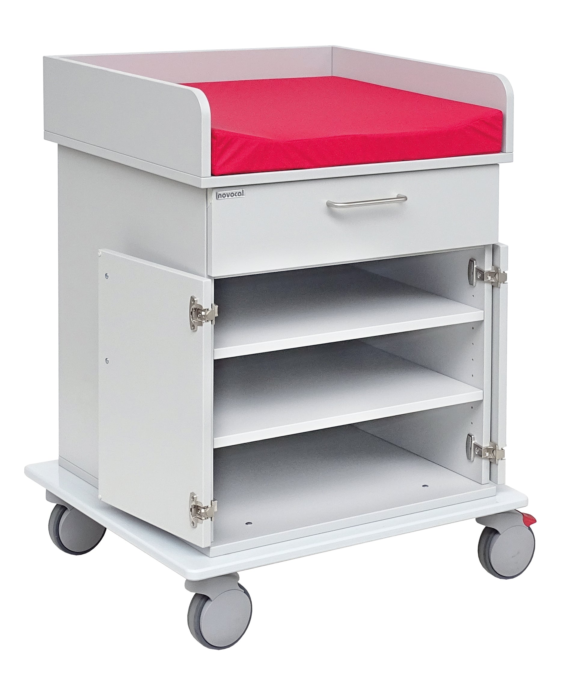 Ein weißer Novocal Wickelwagen Fahrgestell-Rollschrank mit strapazierfähiger Vollkunststoffplatte, rot gepolsterter Arbeitsplatte, ausziehbarer Schublade, zwei offenen Türen und drei Einlegeböden zur Aufbewahrung und Mobilität.