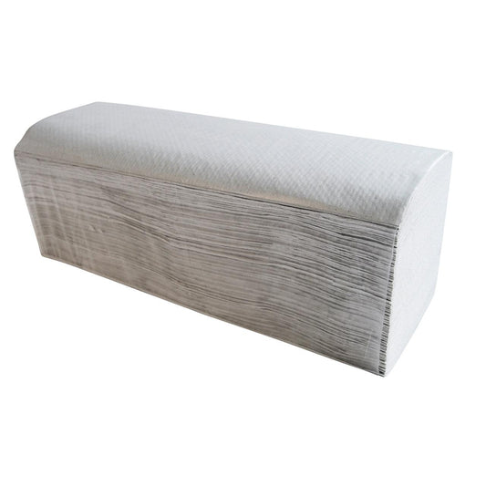 Ein Stapel CWS Faltpapier Naturweiß Spezial Recycling Papierhandtücher, 1-lagig mit V-Falz, ist übersichtlich in einem rechteckigen Block auf weißem Grund angeordnet. Geliefert in Kartons mit 20 Packungen.