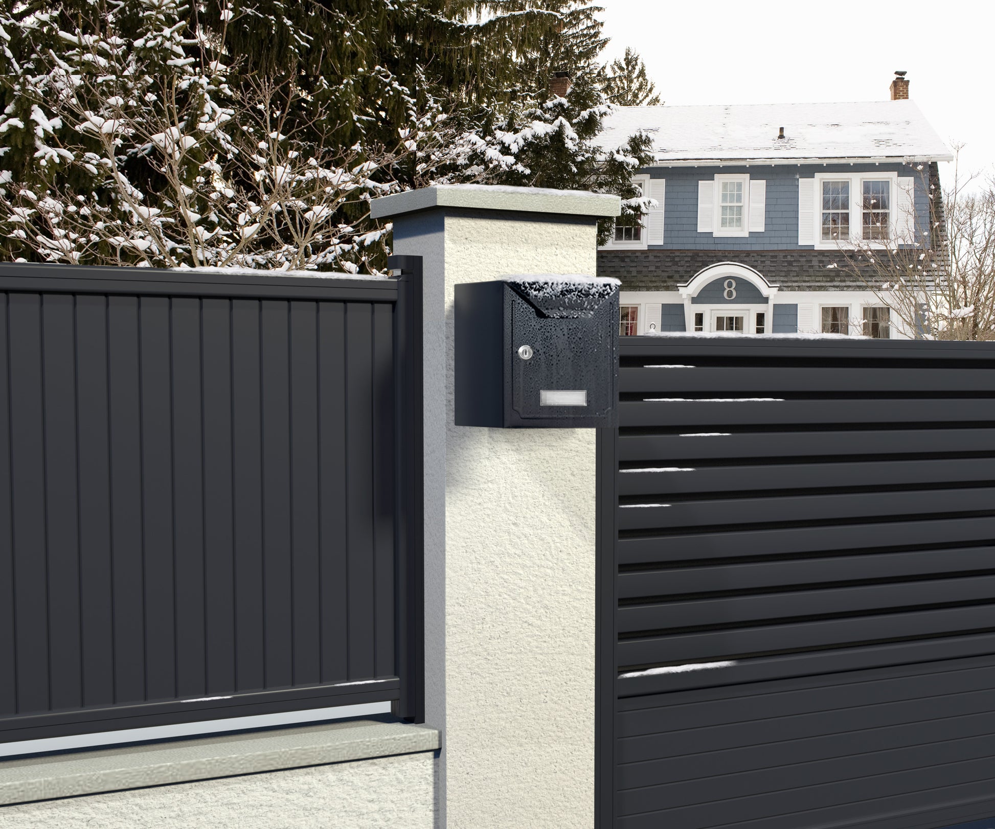 Ein moderner schwarzer Briefkasten mit Schnee ist auf einer weißen Säule neben einem Metallzaun montiert, befestigt mit Scotch-FIX™ Extreme doppelseitiges Außenmontageband von 3M Deutschland GmbH, mit einem blaugrauen Haus und verschneiten Bäumen im Hintergrund.